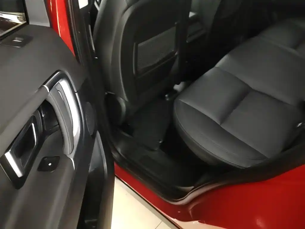 Land Rover Discovery Sport 2017 2.0T SE фото 17