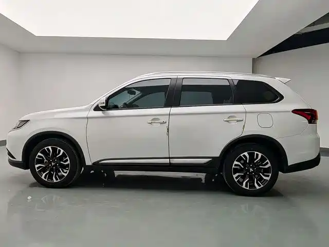 Mitsubishi Outlander 2020 2.0L 2WD Premium 5-seater фото 11