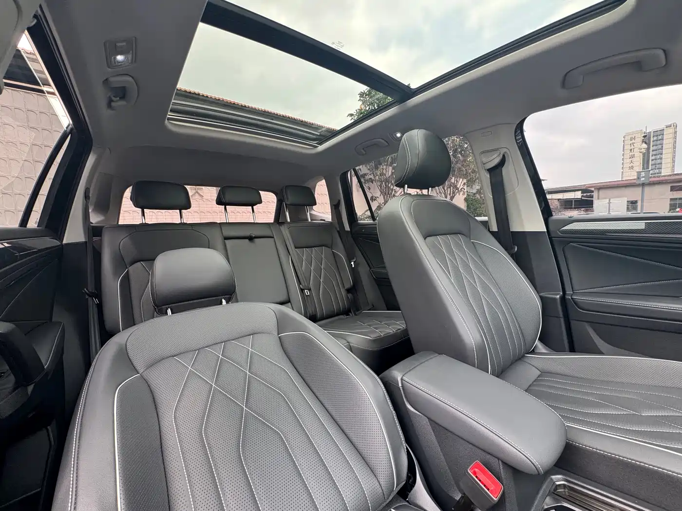 Volkswagen Tiguan L 2024 330TSI Automatic 2WD R-Line Premium Enjoyment Edition фото 24