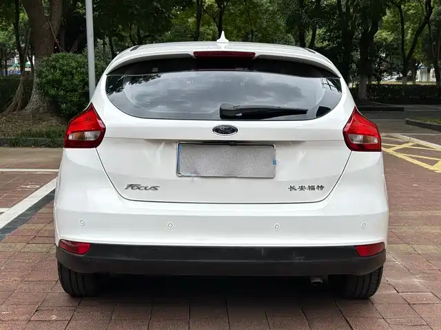 Ford Focus 2018 Hatchback Classic 1.6L Automatic Trend Smart Edition — фото 5