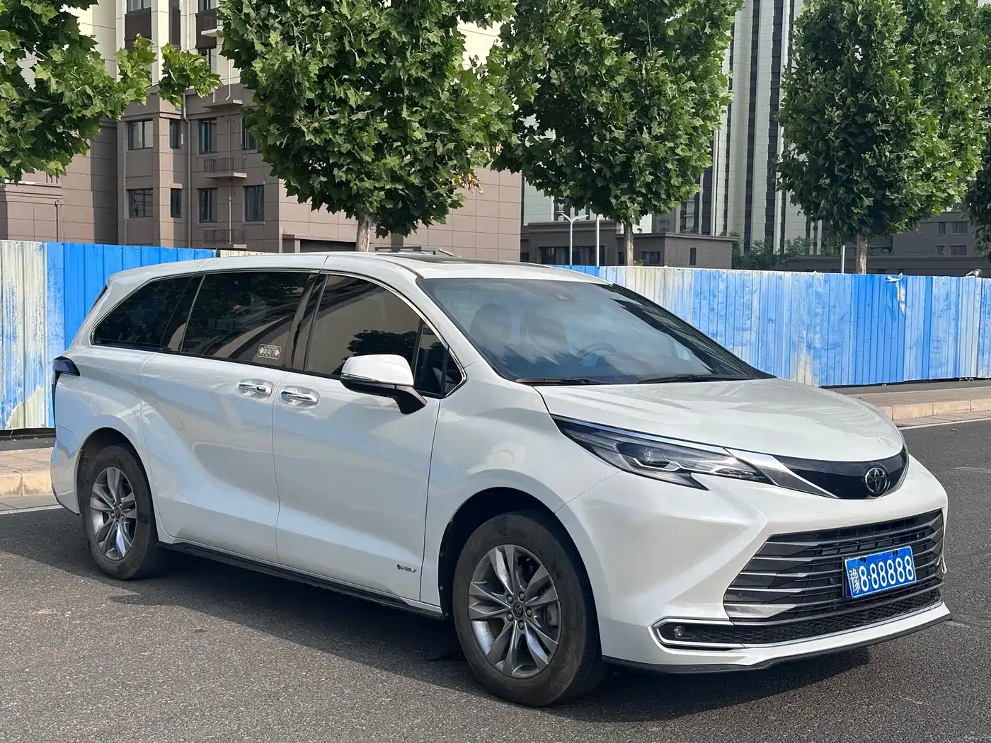 Toyota Sienna 2024 2.5L Hybrid AWD Luxury Edition фото 3