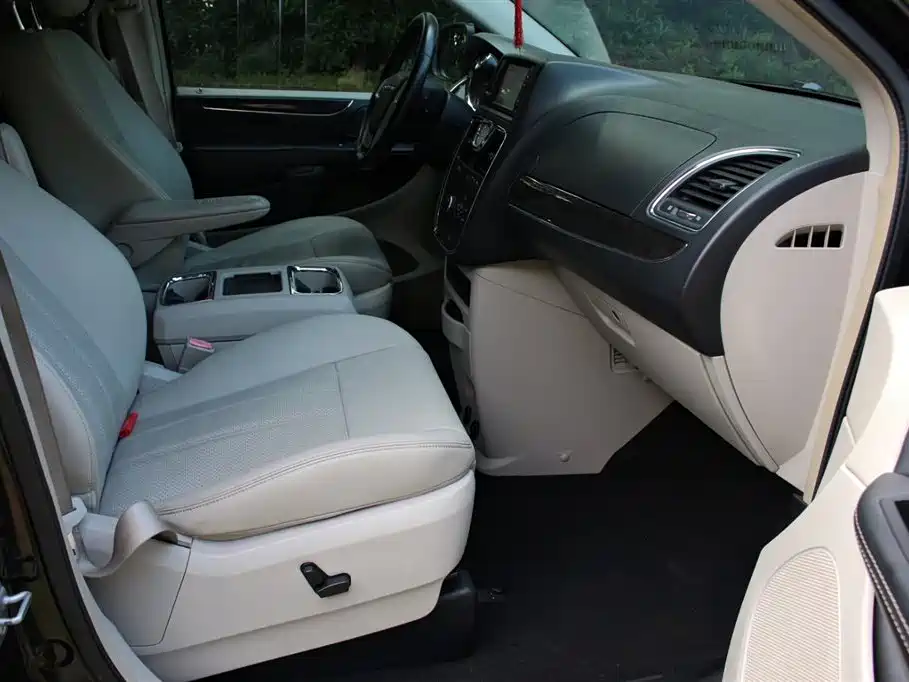 Chrysler Grand Voyager (Import) 2014 3.6L Comfort Edition фото 10