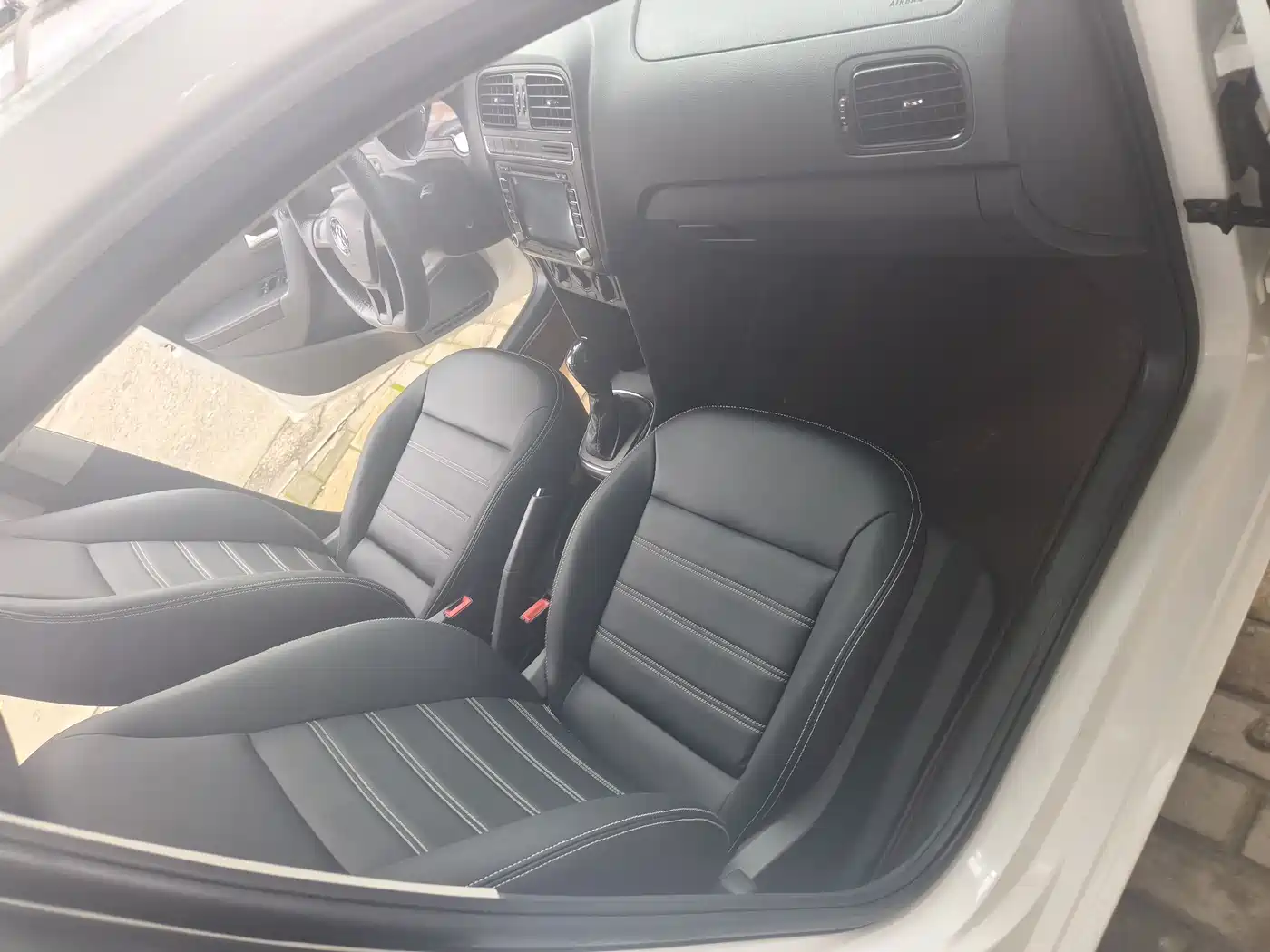 Volkswagen Polo 2016 1.4L Automatic Trend фото 11