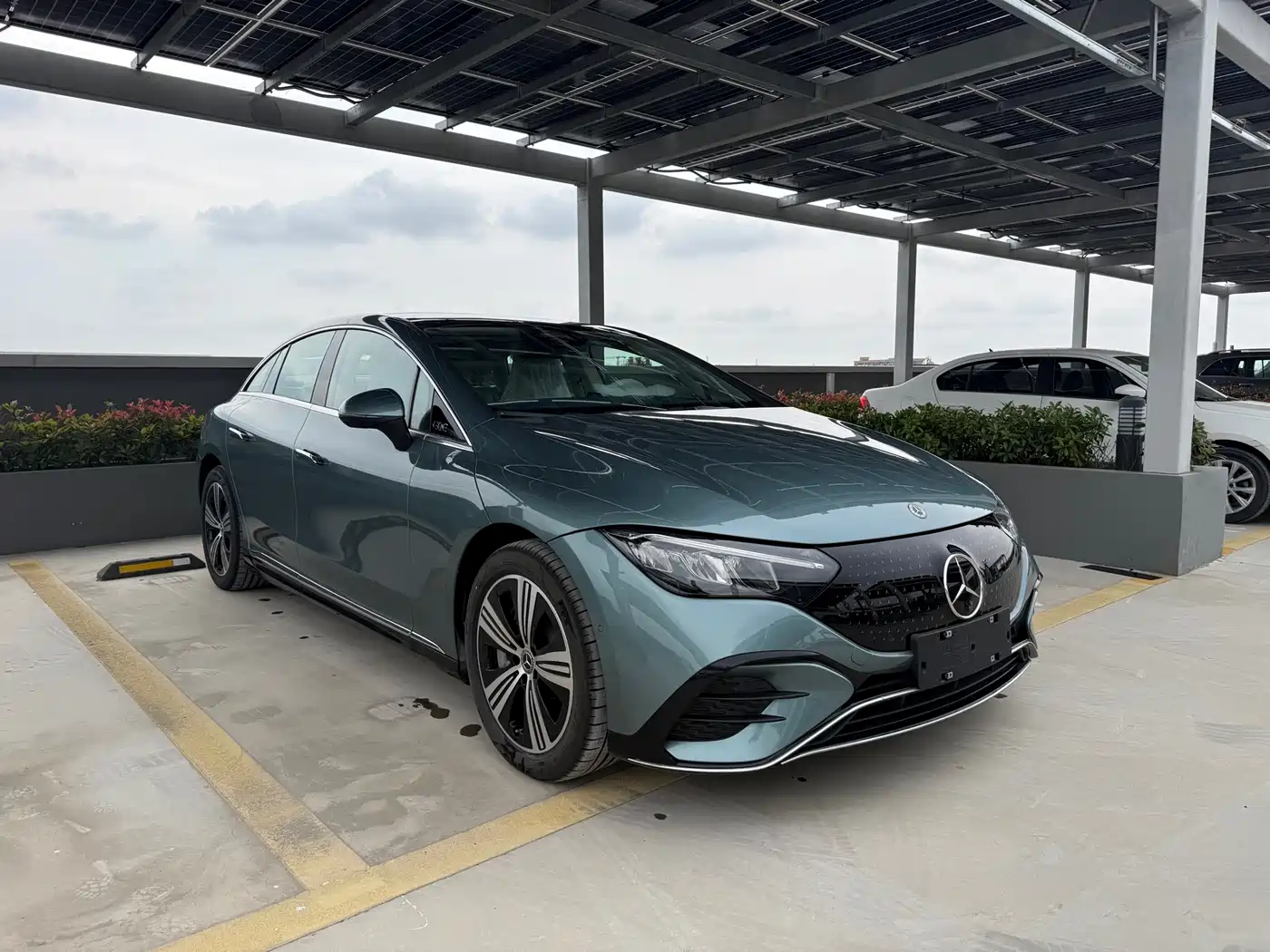Mercedes-Benz EQE 2025 Model 500 4MATIC Luxury Edition фото 3