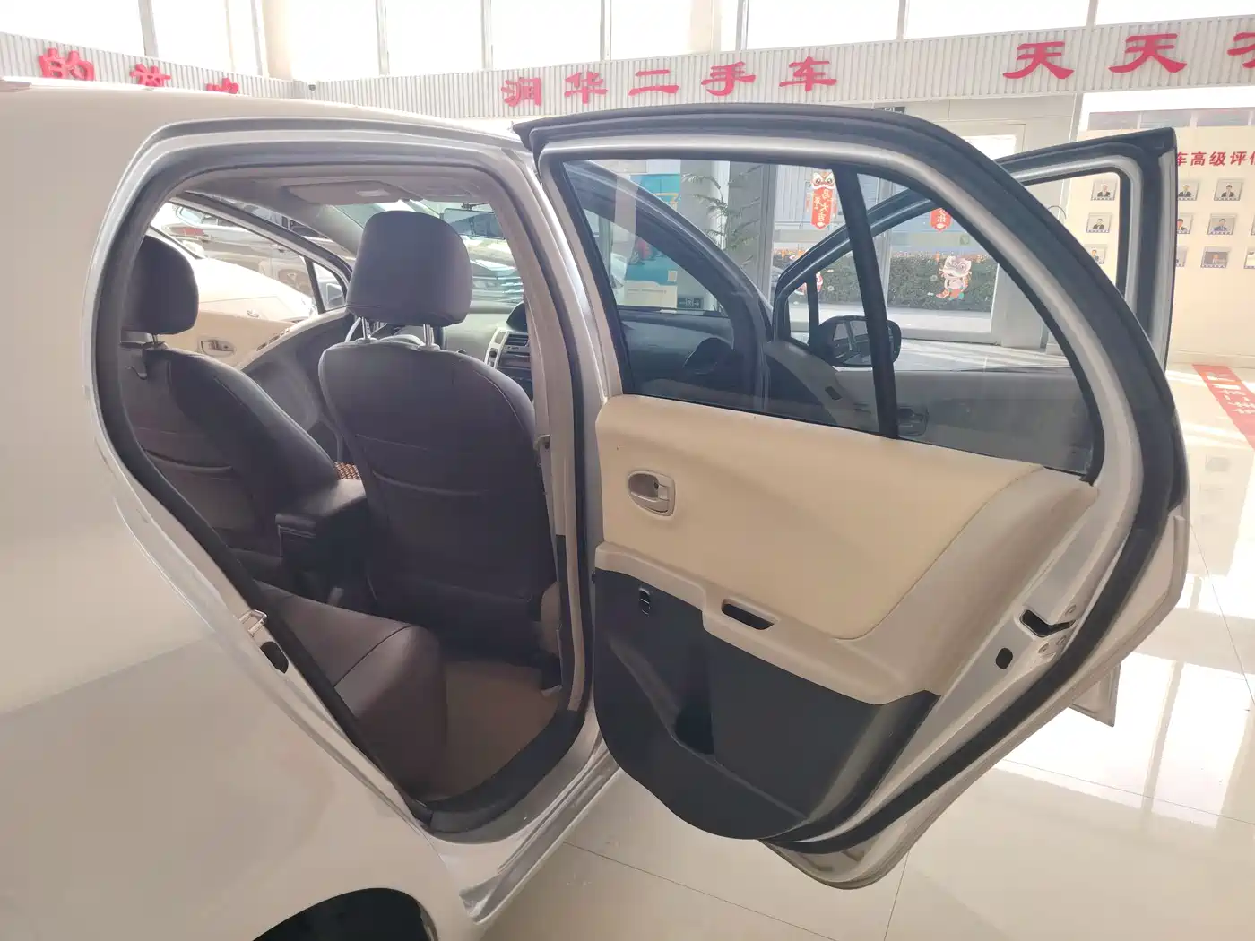 Toyota Yaris 2011 1.6E Auto Charm Edition фото 6