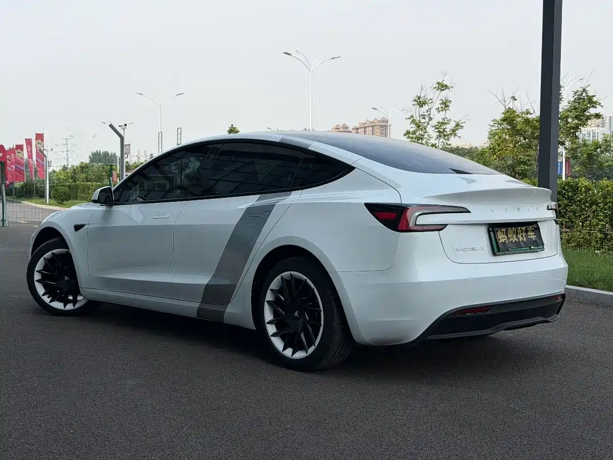 Фото 4 - Tesla Model 3