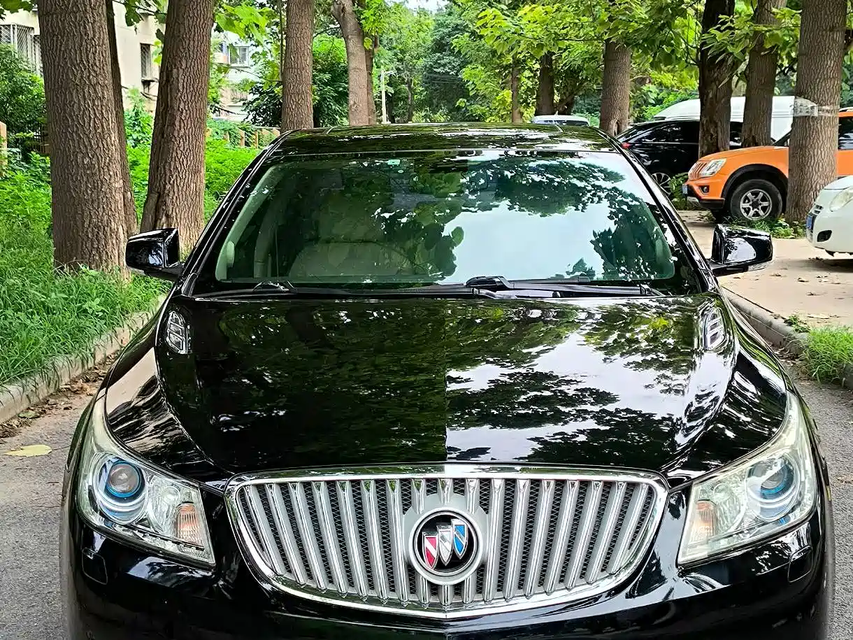 Photo 5 - Buick LaCrosse