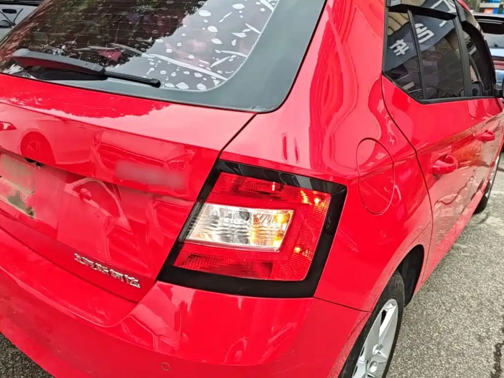 Škoda Fabia 2018 2017 1.4L Auto Car Enjoy Edition