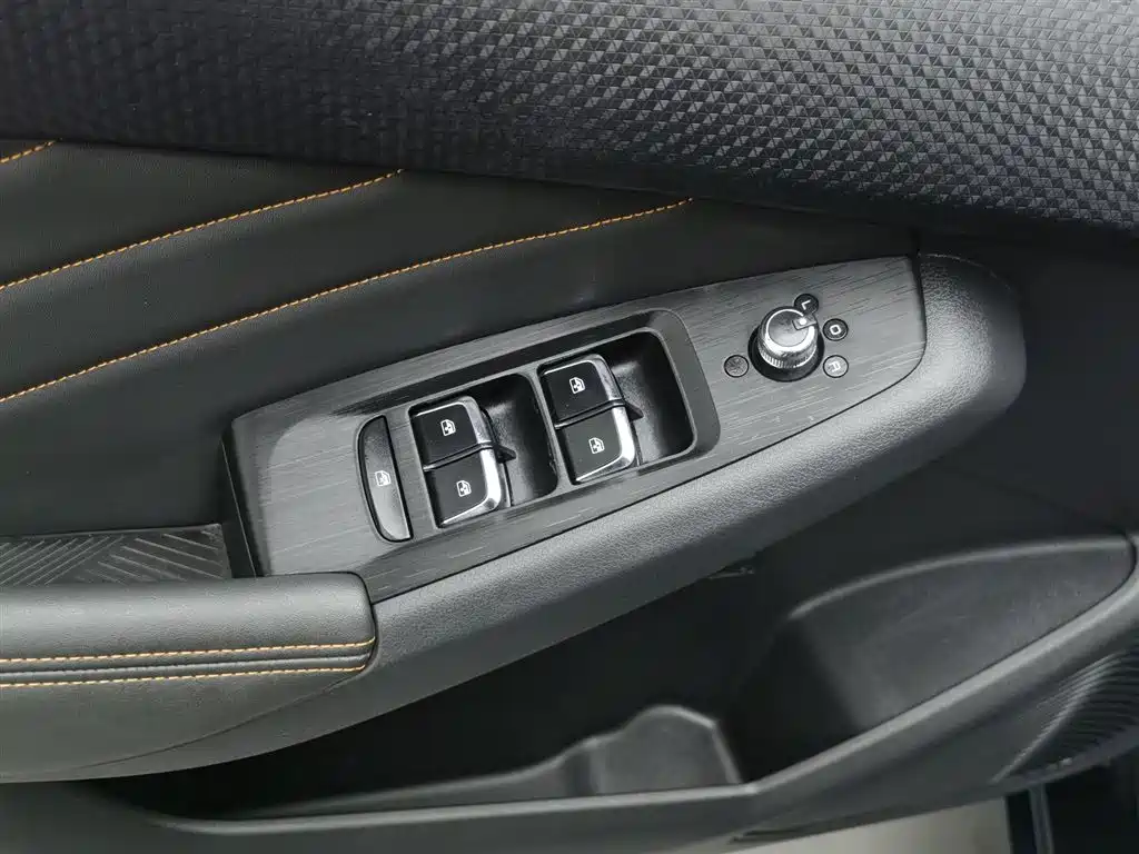 DONGFENG YI HYUN MAX