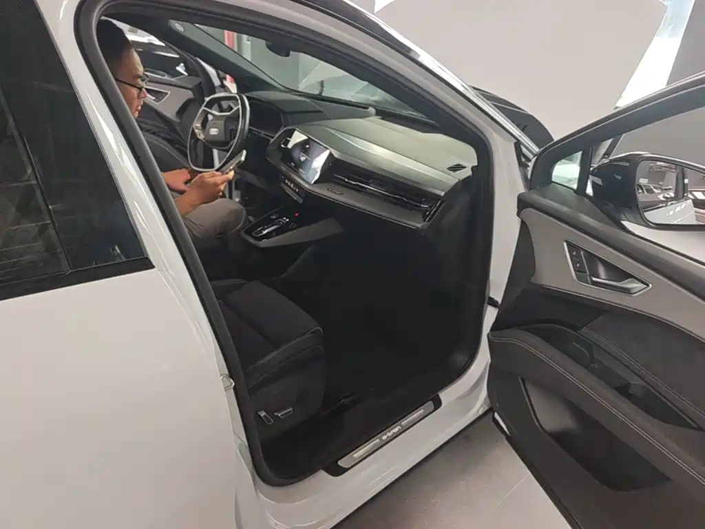 Фото 9 - Audi Q5 e-tron