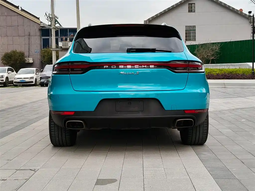 PORSCHE MACAN