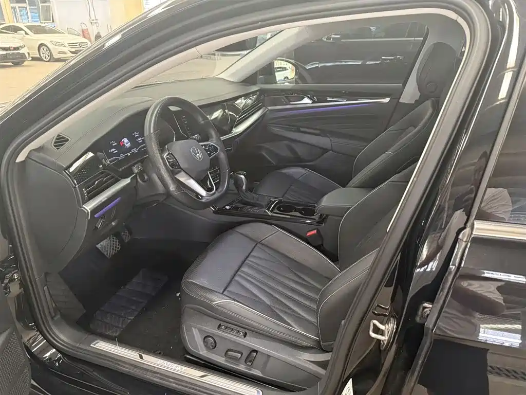 Volkswagen Passat 2022 330TSI Premium Edition фото 2
