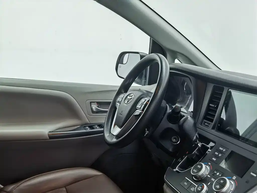 صورة 23 - Toyota Sienna