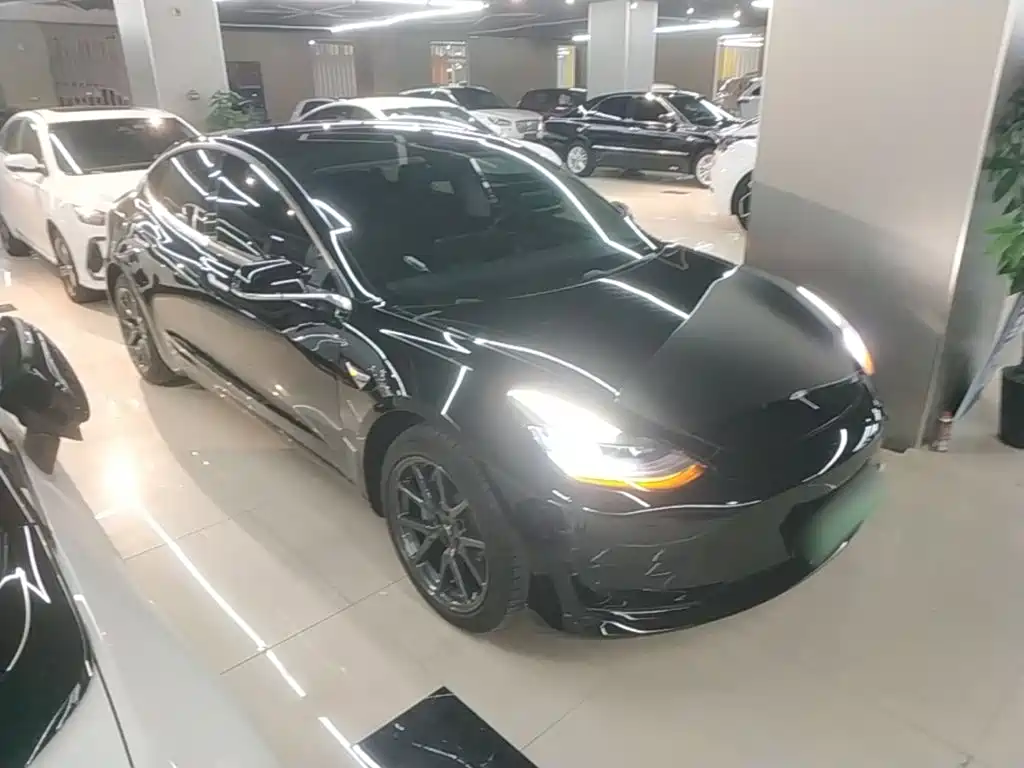 Фото 4 - Tesla Model 3