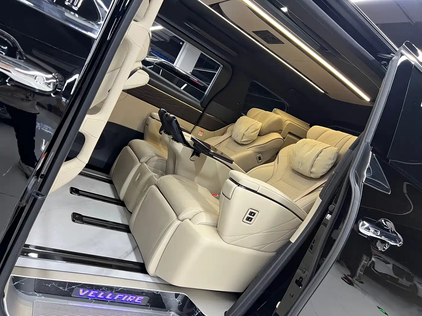 Toyota Vellfire 2024 Crown Hybrid 2.5L Executive Premium Edition фото 11