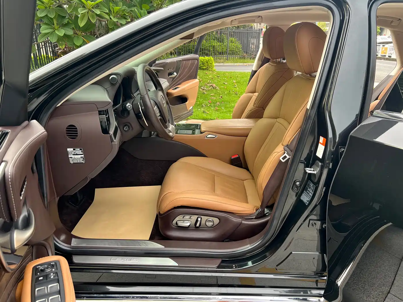 Фото 9 - Lexus LS