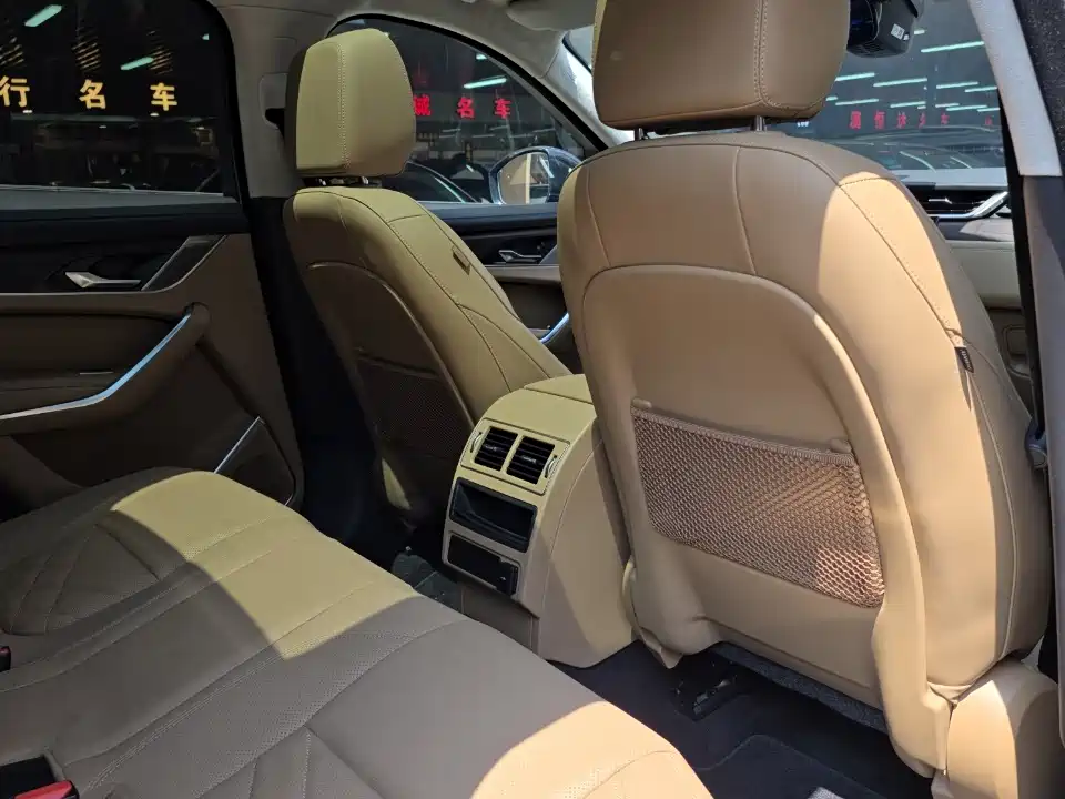 Фото 11 - Jaguar F-PACE