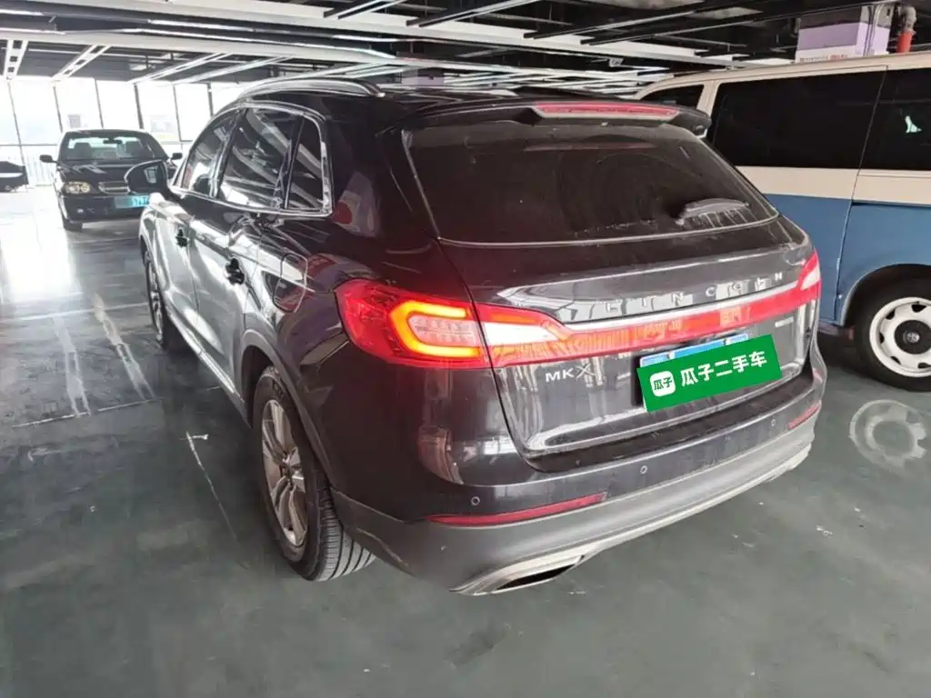 Photo 5 - Lincoln MKX