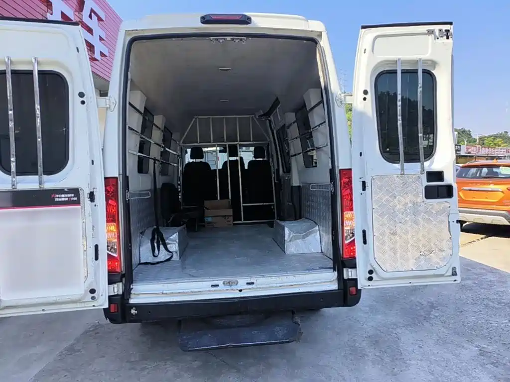 Iveco Daily 2022 2021 2.0T Manual Chaorui Long Wheelbase Short Overhang High Roof Sliding Door F1A