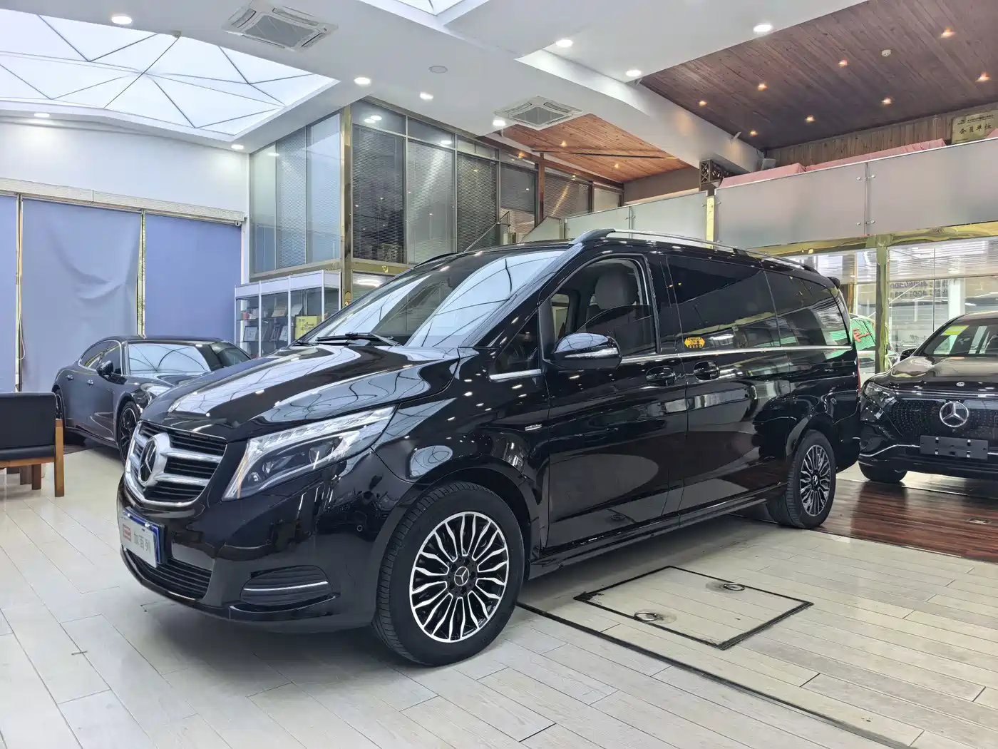 Photo 1 - Mercedes-Benz V-Class