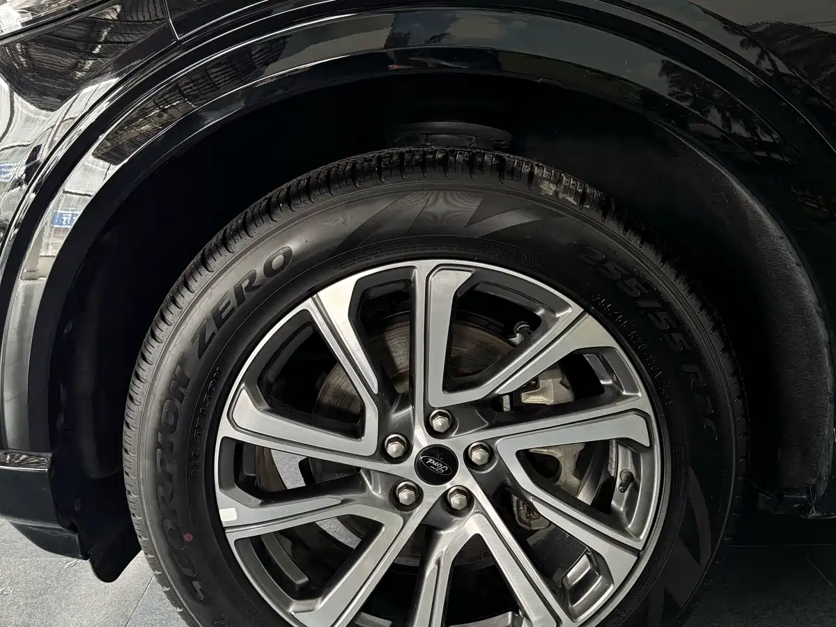 Photo 8 - Ford Explorer