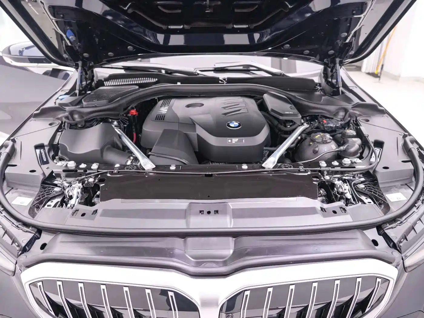 BMW 5 Series 2025 530Li Leading M Sport Package фото 18