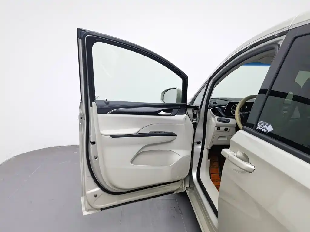 Фото 8 - Buick GL8