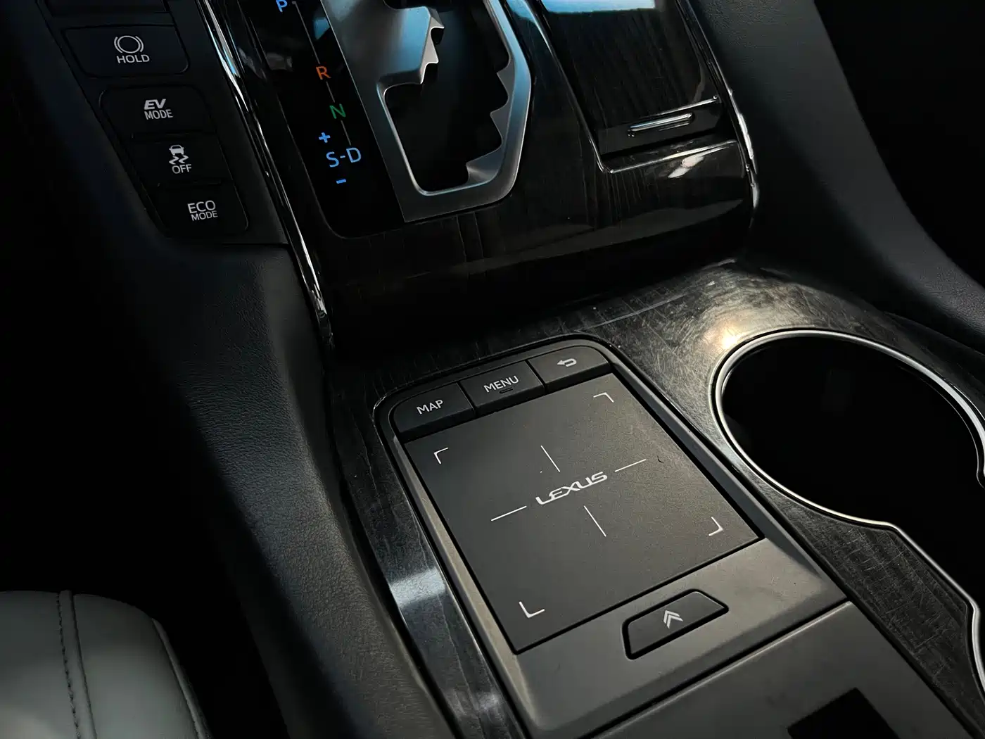 Lexus LM 2020 300h 4-Seat Imperial Edition фото 15