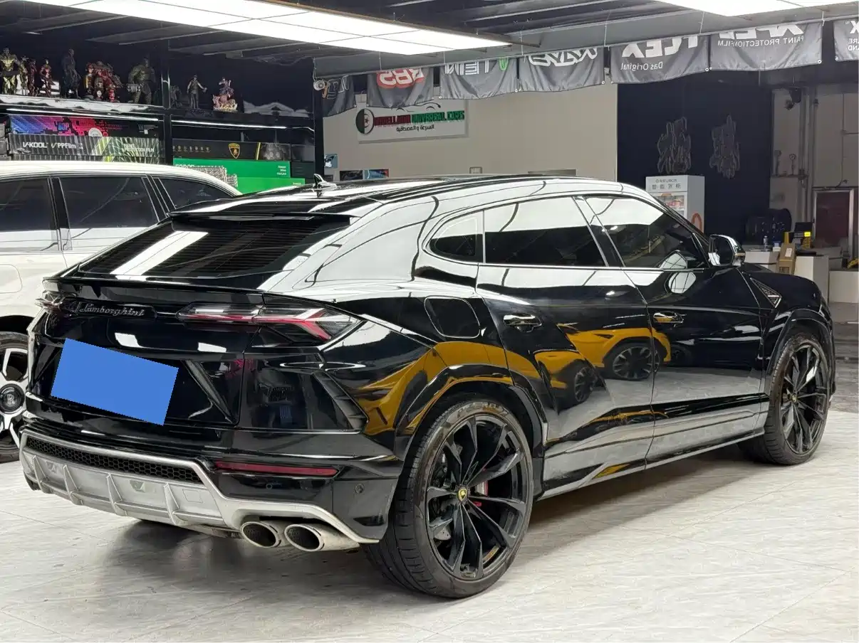 Фото 3 - Lamborghini Urus