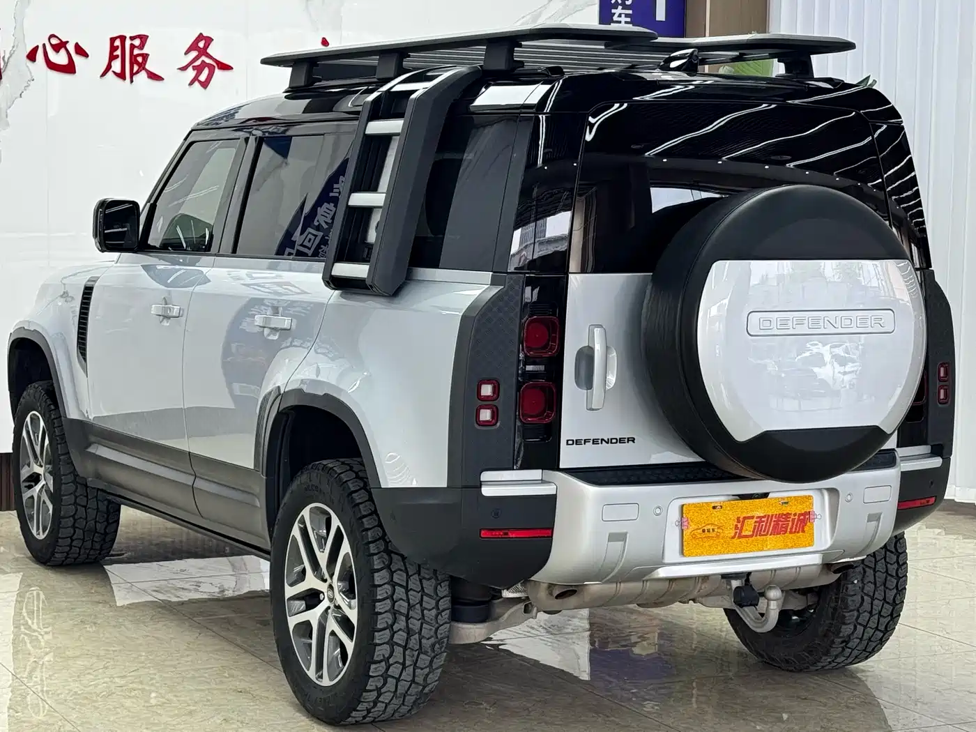 Land Rover Defender 2022 110 P400 Dark Special Edition фото 4