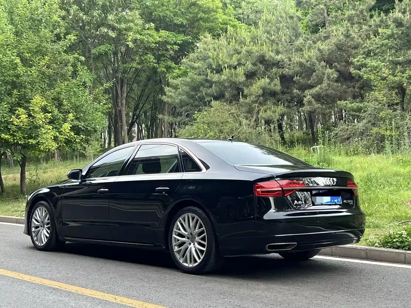 Photo 4 - Audi A8