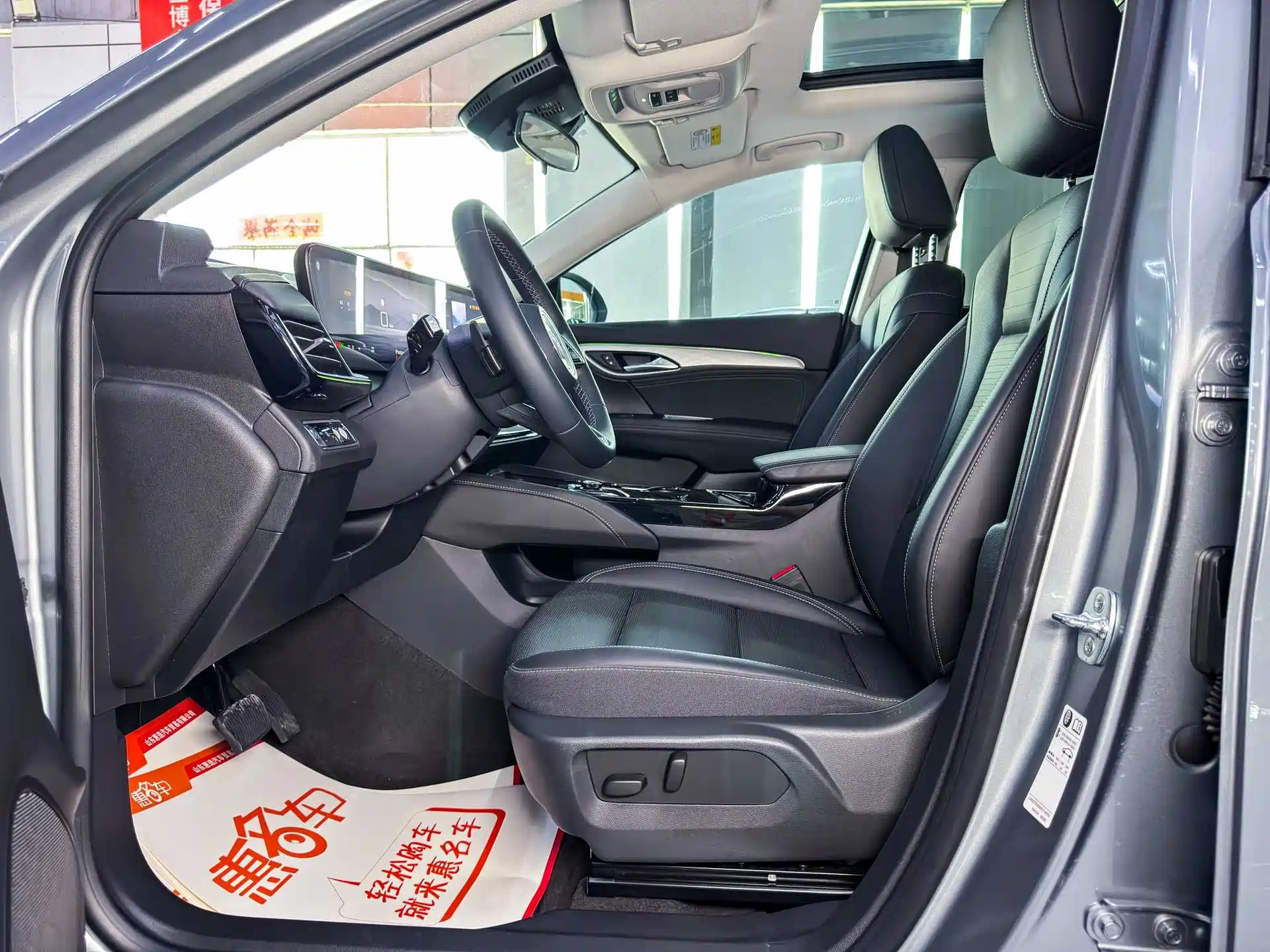 Photo 6 - Buick Envision S
