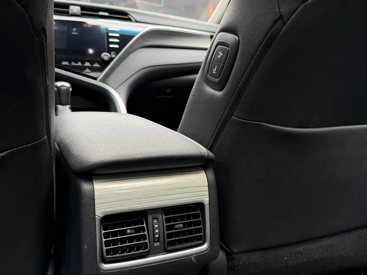 Toyota Camry 2018 Hybrid 2.5HG Luxury Edition фото 15