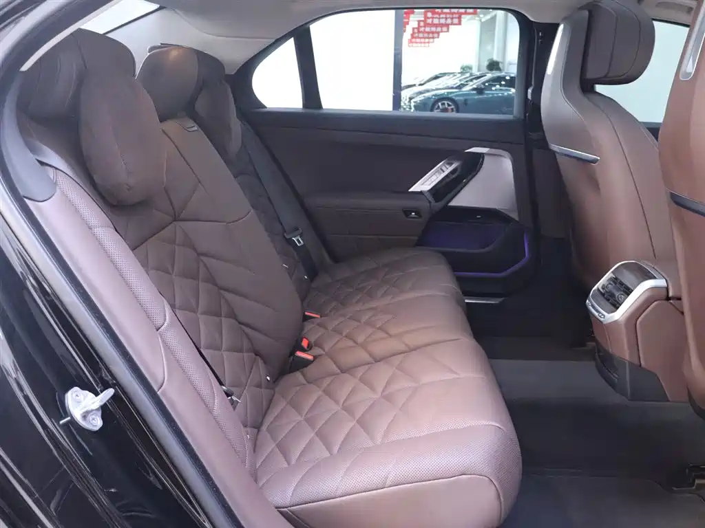 BMW 7 Series 2023 Model 735Li M Sport Package фото 21