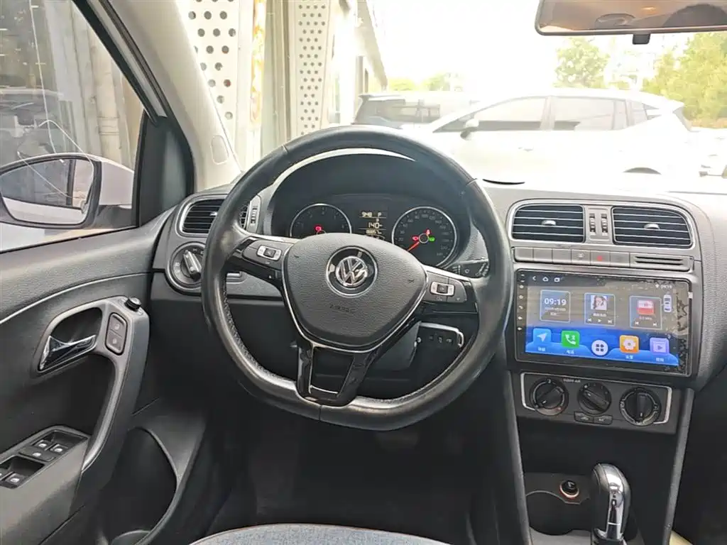 Volkswagen Polo 2016 1.6L Automatic Comfort фото 11