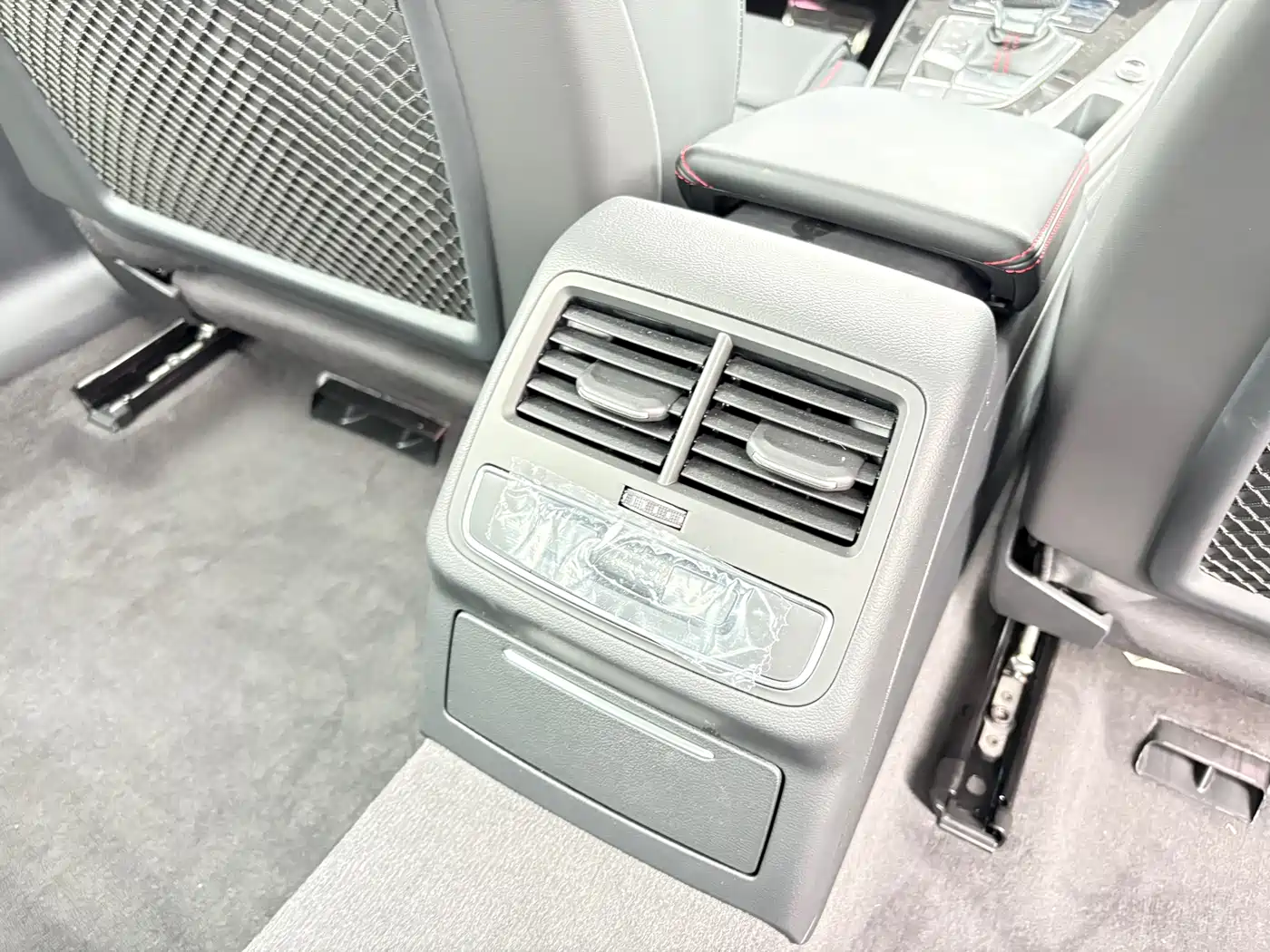 Audi A4L 2025 2 Million Celebration Edition 40 TFSI Luxury Dynamic фото 17