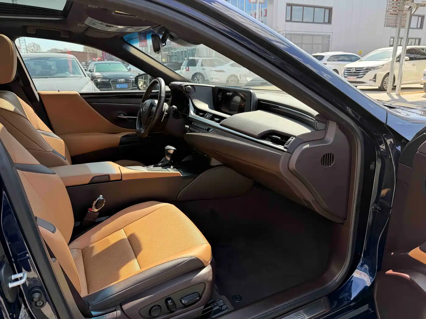 Lexus ES 2018 300h Excellence Edition China V фото 16