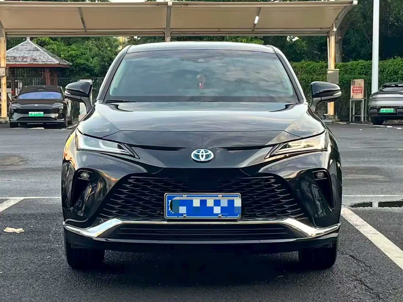 Toyota Venza 2023 2.5L Smart Hybrid FWD Premium фото 2