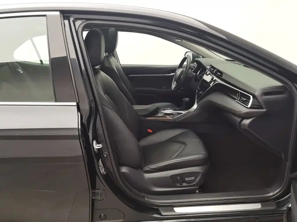 Фото 23 - Toyota Camry