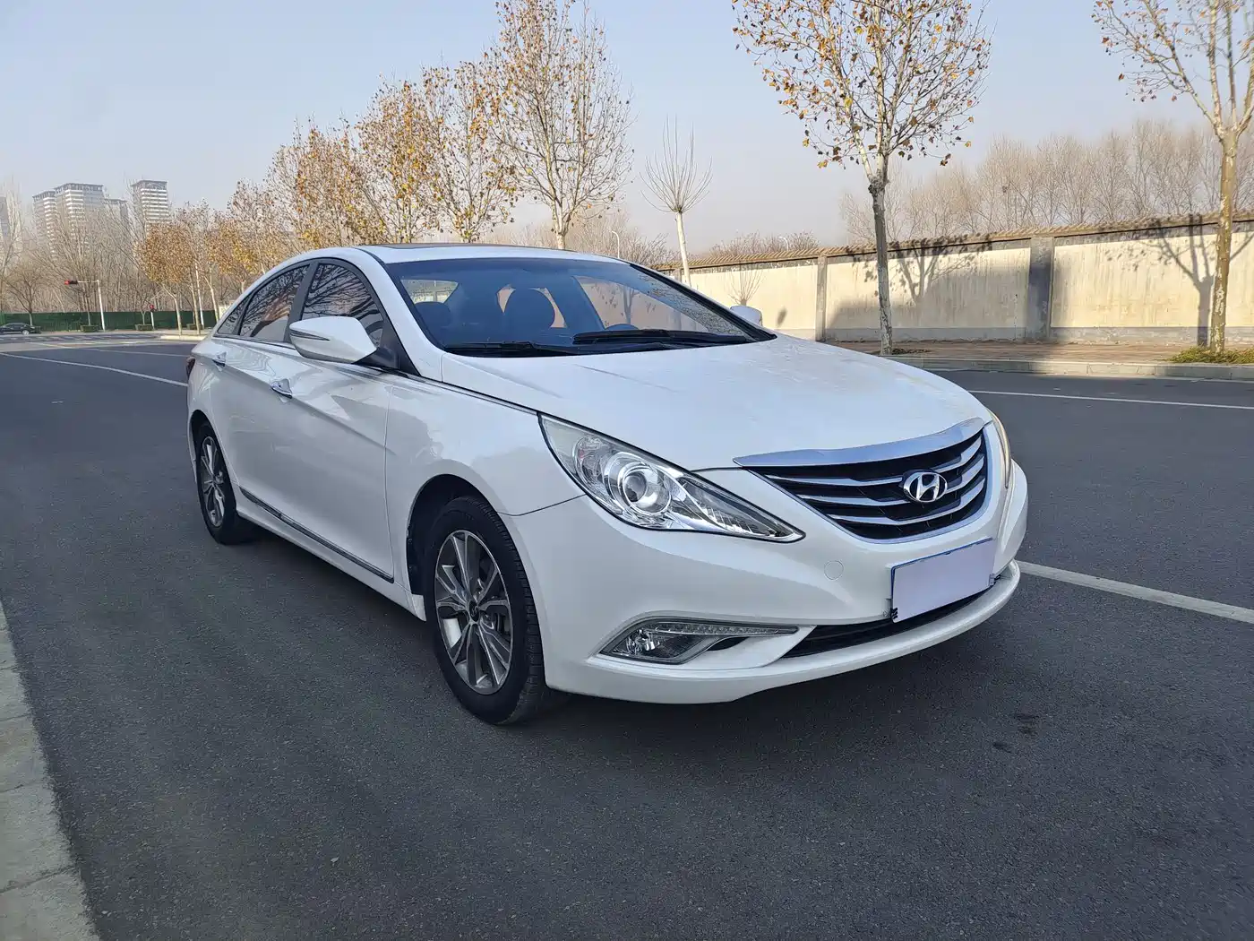 Hyundai Sonata 2015 Classic 2.0L Automatic Luxury Edition фото 3