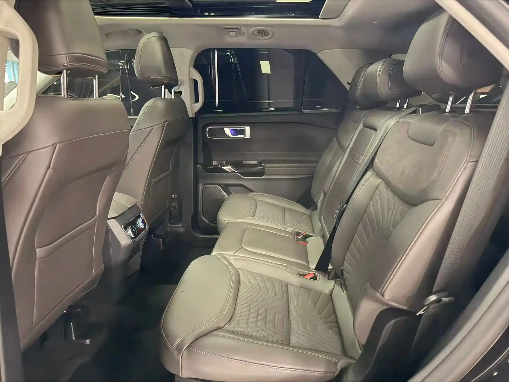 Фото 9 - Ford Explorer