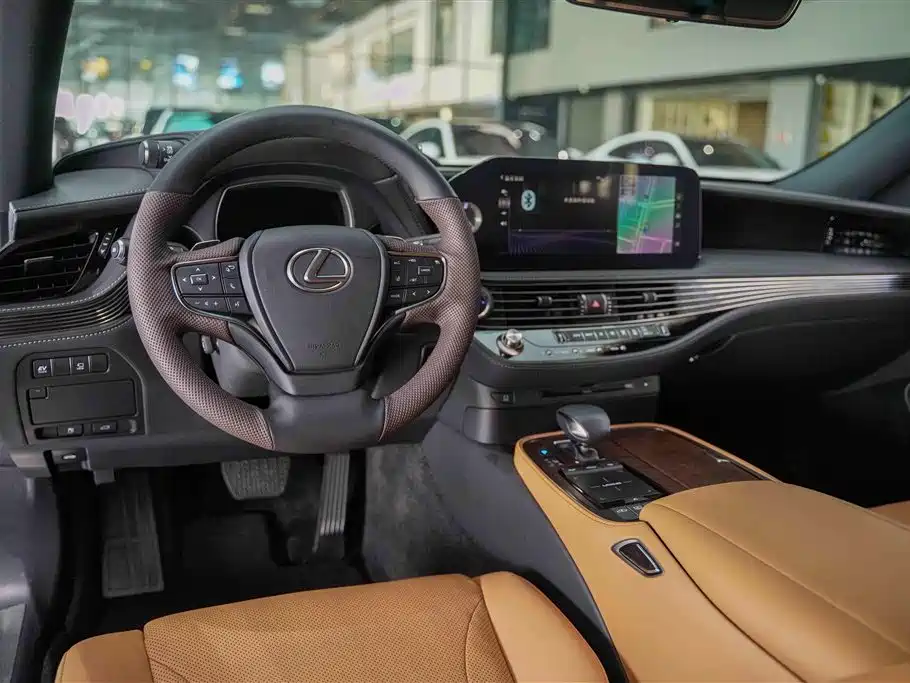 Фото 12 - Lexus LS