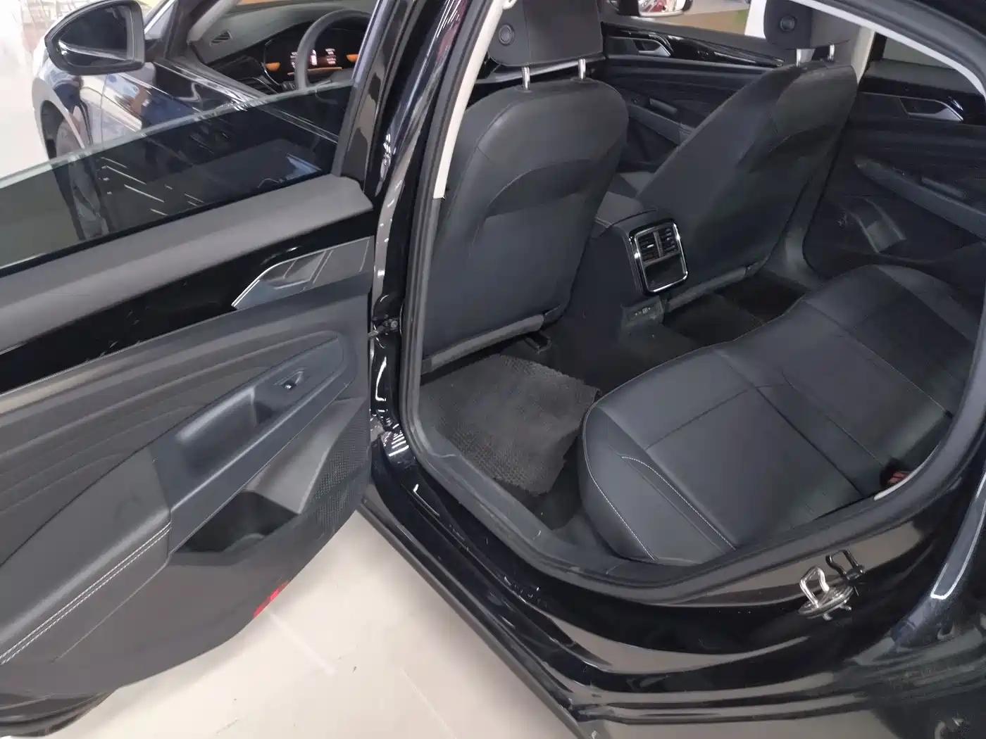 Volkswagen Passat 2024 280TSI Business Edition фото 5