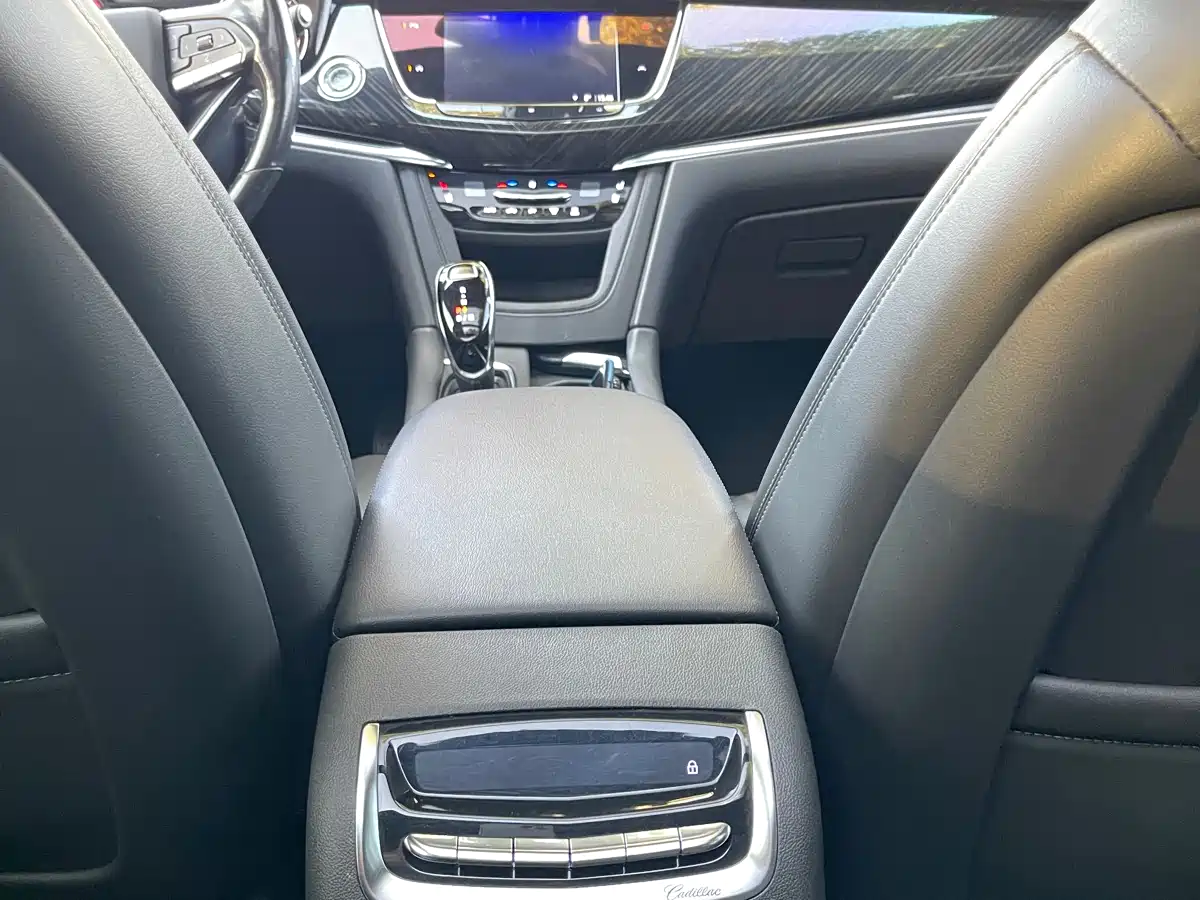 CADILLAC XT6