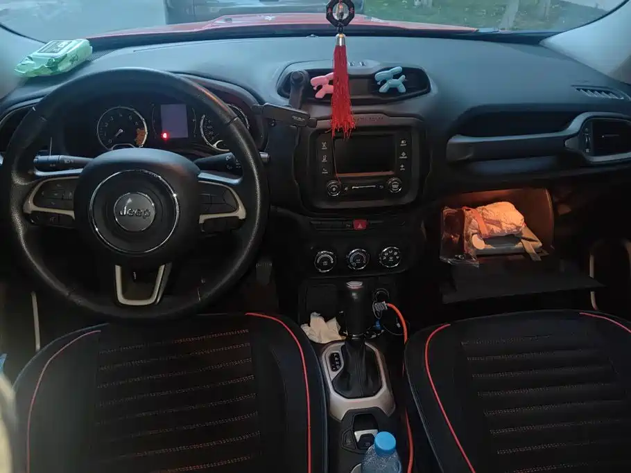 Photo 12 - Jeep Renegade