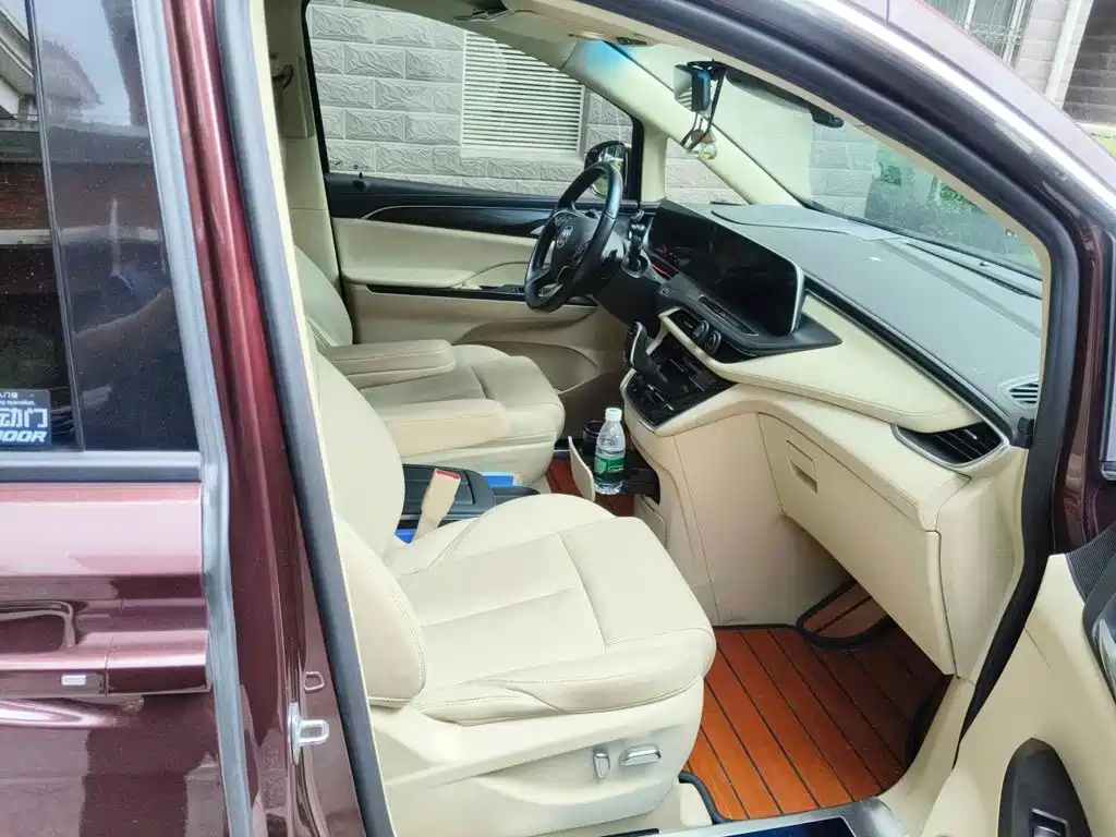 Фото 13 - Buick GL8