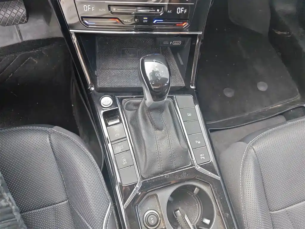 Volkswagen Passat 2023 330TSI Starlight Premium Edition фото 10
