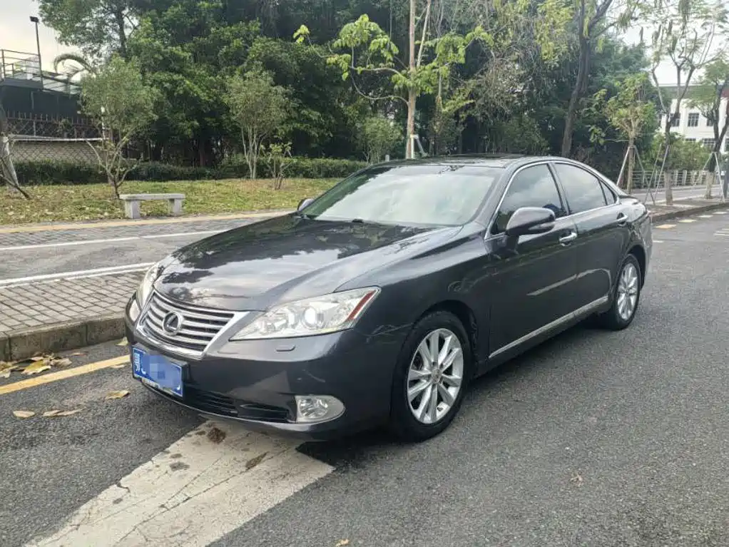Фото 1 - Lexus ES
