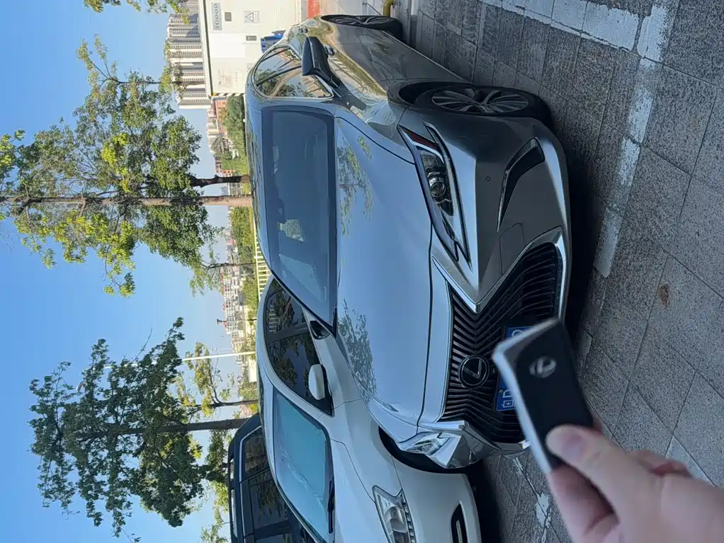 Фото 17 - Lexus ES