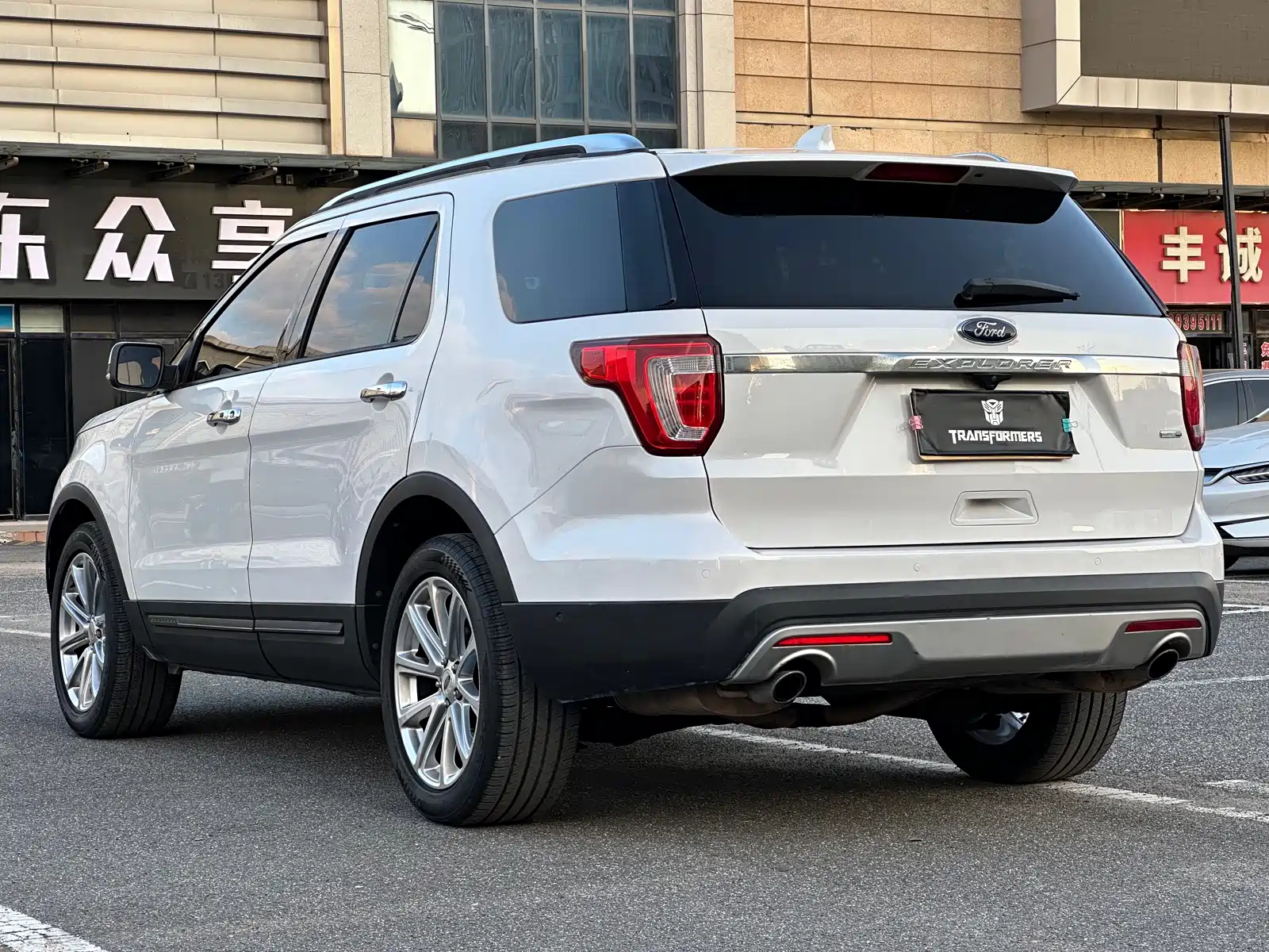 Photo 5 - Ford Explorer (Import)